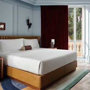 Kamer met een King Size Bed op de Hoek